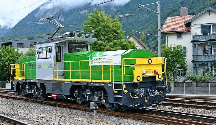 Aeam 841 auf dem Gleis mit Bergkulisse