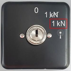Abbildung zu Schritt 1: Schlüsselschalter auf Stellung „1 kN“ drehen.