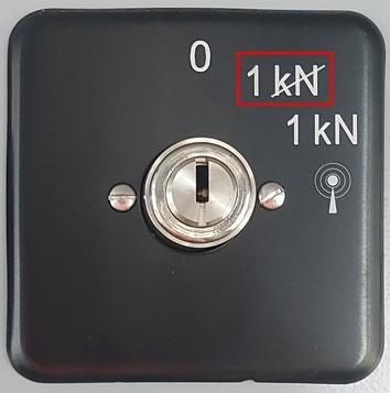 Abbildung zu Schritt 2: Schlüsselschalter auf „1KN“ drehen.