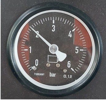 Abbildung zu Schritt 7: Hebel des Führerbremsventils (automatische Bremse) so lange in die Position (-) stellen, bis der HL- Druck 4 bar beträgt.